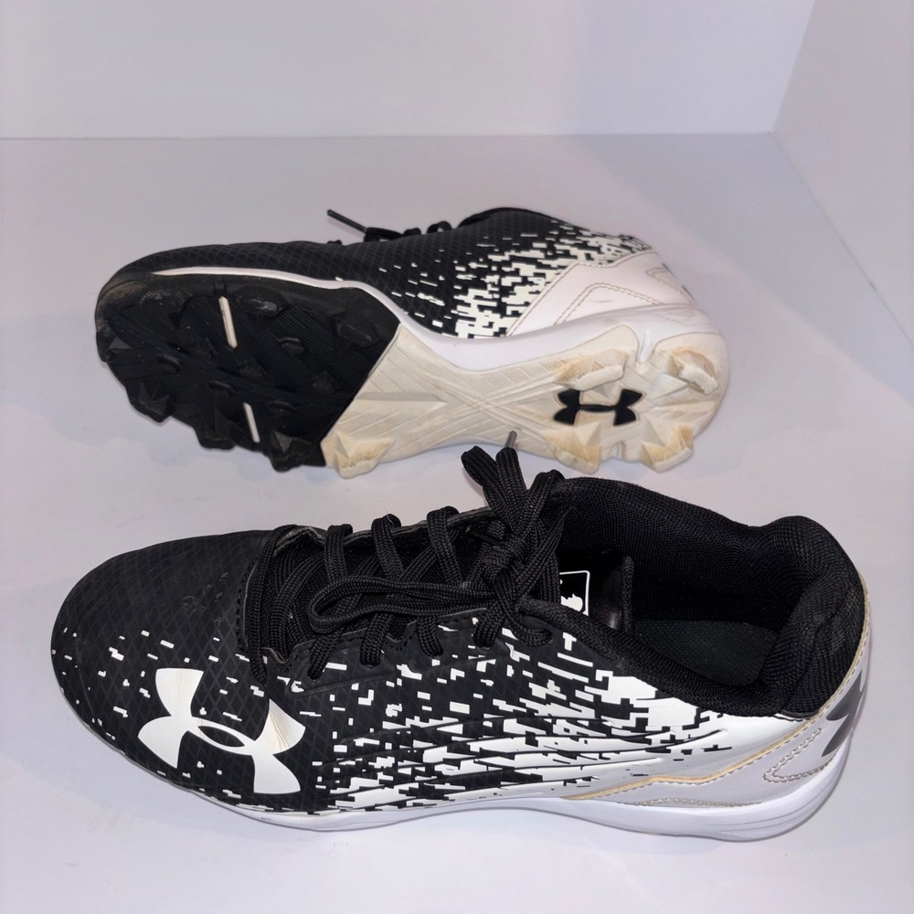 Under Armour Men's Baseball Cleats Black White Molded Cleats Size 7.5‎
